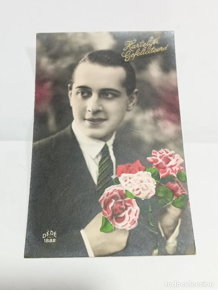 Cartoline: TARJETA POSTAL. JOVEN GAL&Aacute;N VESTIDO CON CHAQUETA Y CORBATA CON RAMO DE ROSAS