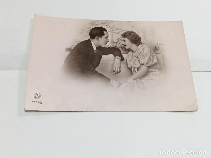 Cartoline: TARJETA POSTAL. PAREJA DE ENAMORADOS SENTADOS Y MIR&Aacute;NDOSE EL UNO AL OTRO