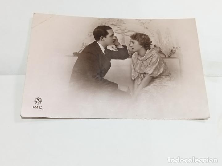 Cartoline: TARJETA POSTAL. PAREJA DE ENAMORADOS SENTADOS Y MIR&Aacute;NDOSE EL UNO AL OTRO