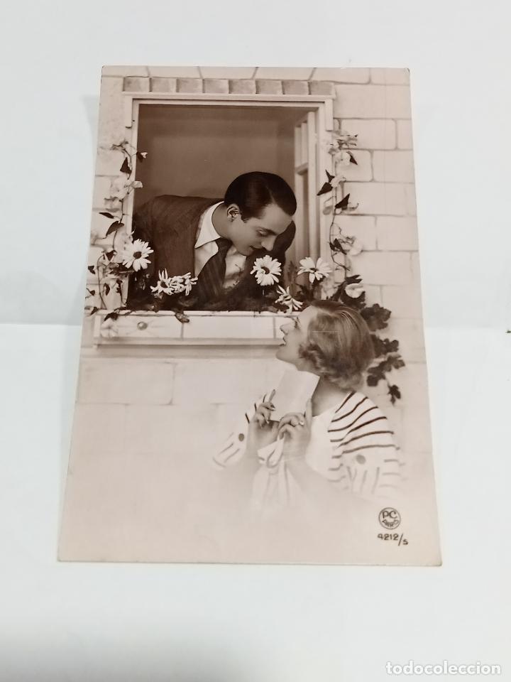 Cartoline: TARJETA POSTAL. PAREJA DE ENAMORADOS HABLANDO POR LA VENTANA RODEADA DE MARGARITAS