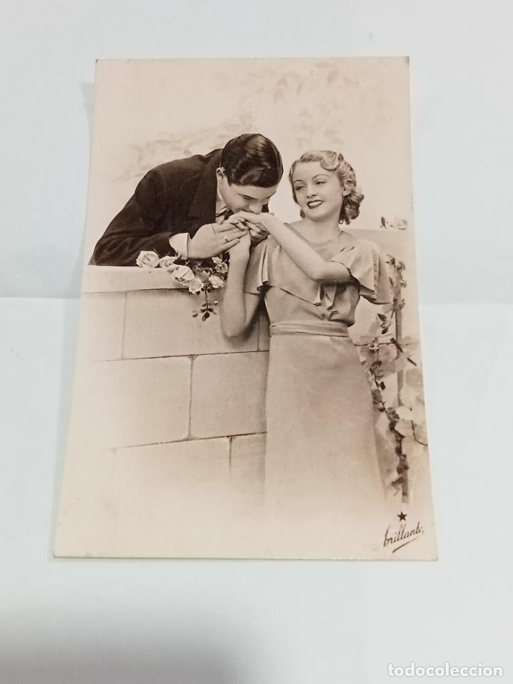 Cartoline: TARJETA POSTAL. PAREJA DE ENAMORADOS A TRAV&Eacute;S DE BALAUSTRADA. &Eacute;L LE BESA LA MANO A ELLA