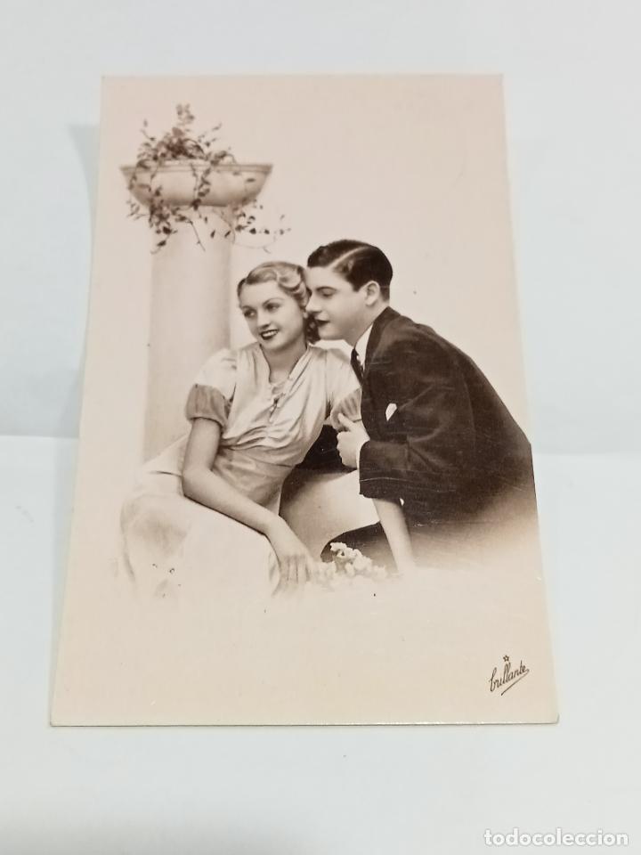 Cartoline: TARJETA POSTAL. PAREJA DE ENAMORADOS SENTADA Y DEJADOS CAER EL UNO EN EL OTRO