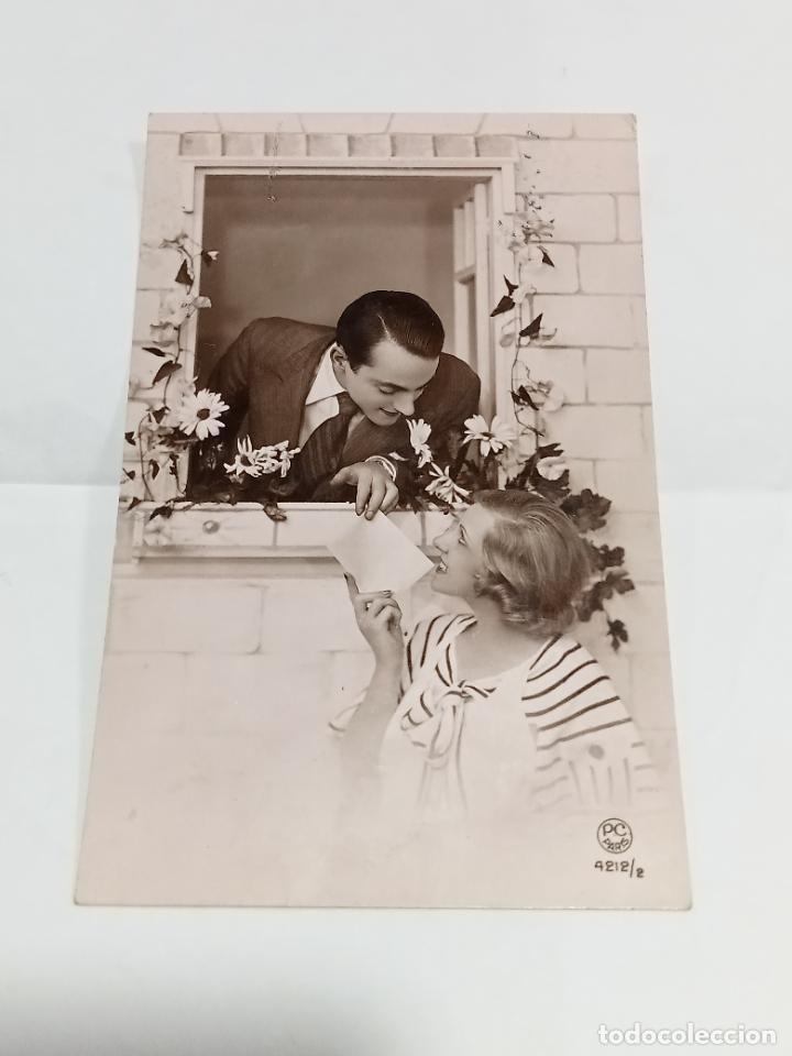 Cartoline: TARJETA POSTAL. PAREJA DE ENAMORADOS HABLANDO POR LA VENTANA RODEADA DE MARGARITAS