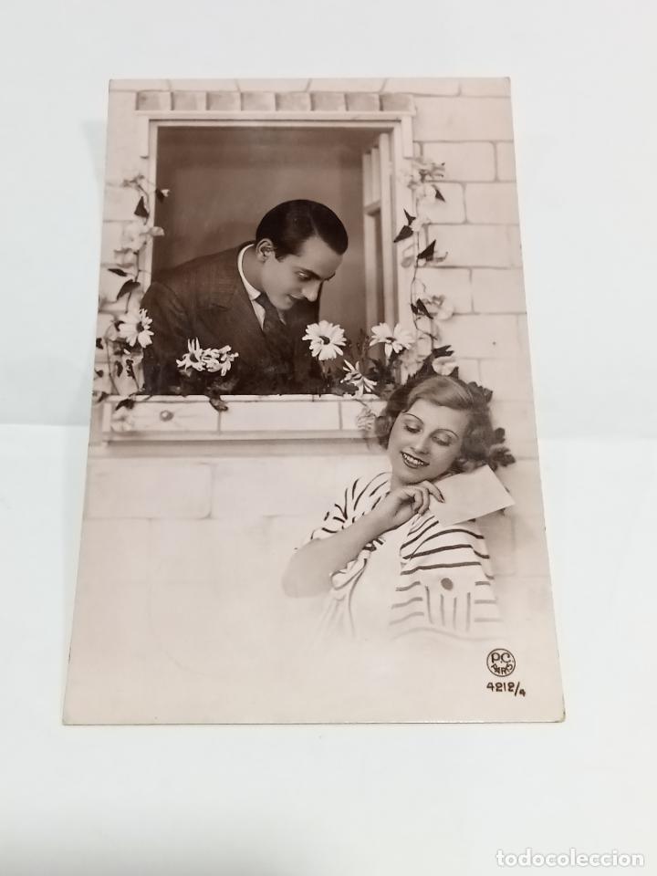 Cartoline: TARJETA POSTAL. PAREJA DE ENAMORADOS HABLANDO POR LA VENTANA RODEADA DE MARGARITAS