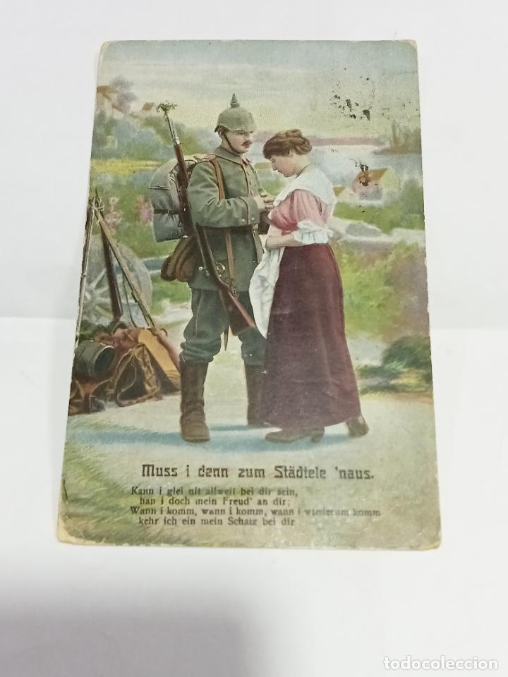 Cartoline: TARJETA POSTAL. JOVEN MILITAR CON CASCO PRUSIANO HABL&Aacute;NDOLE A SU AMADA