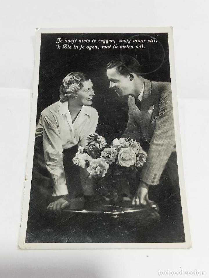Cartoline: TARJETA POSTAL. J&Oacute;VENES PAREJA DE ENAMORADOS OBSERV&Aacute;NDOSE CON CENTRO DE ROSAS