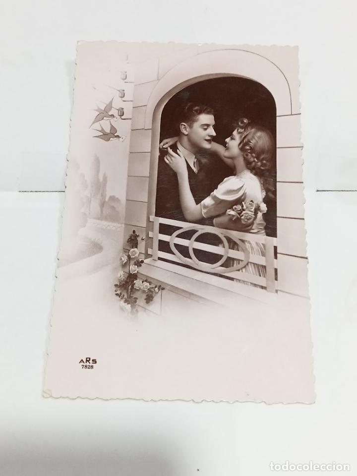 Cartoline: TARJETA POSTAL. J&Oacute;VENES PAREJA DE ENAMORADOS EN UNA VENTANA