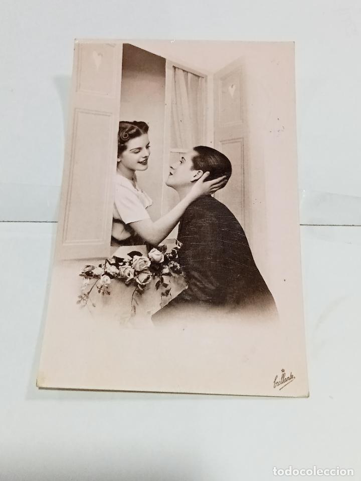 Cartoline: TARJETA POSTAL. J&Oacute;VENES PAREJA DE ENAMORADOS EN UNA VENTANA CON MACETA DE ROSAS
