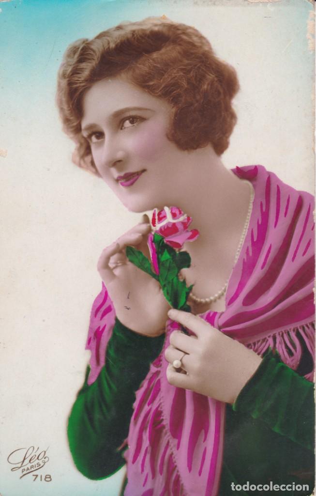 Postais: bella se&ntilde;orita con flor L&eacute;o Paris circulada principios siglo XX
