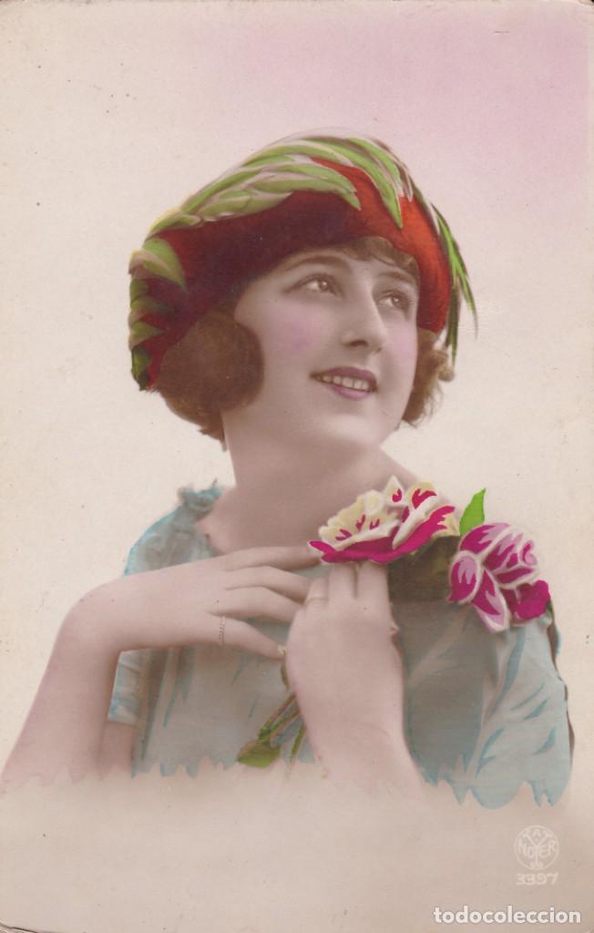 Postais: bella se&ntilde;orita con flores escrita