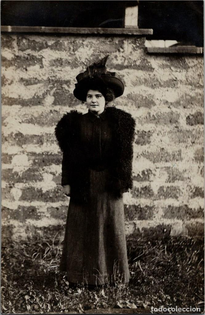 Postales: Muchacha vestida elegantemente, con gran sombrero - Postal Fotogr&aacute;fica Francesa - 138x90mm.