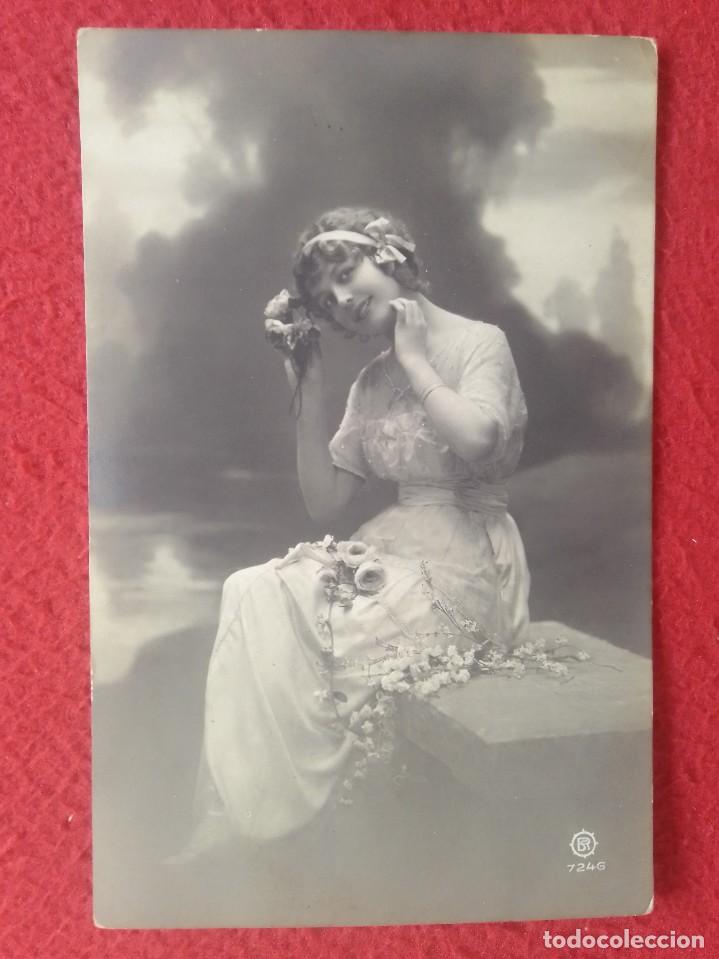 Postales: ANTIGUA POSTAL POST CARD MUJER WOMAN GIRL FEMME CHICA SENTADA CON FLORES..BONITO VESTIDO, CON SELLO.