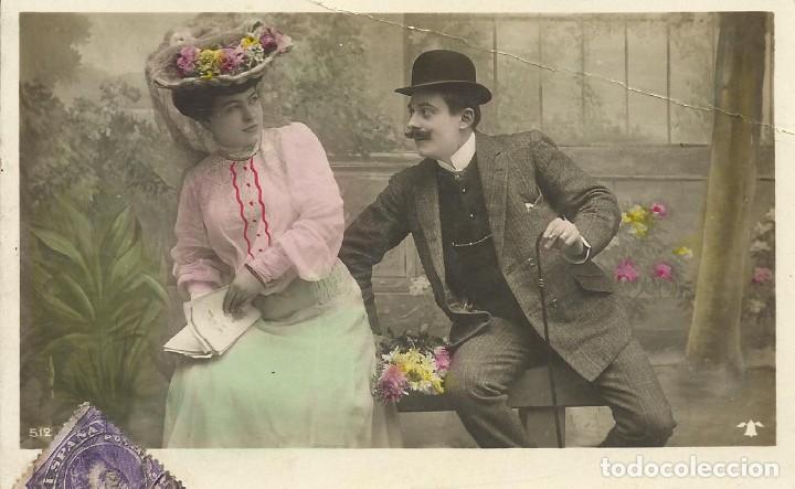 Postcards: Postal coloreada Dama y caballero con bomb&iacute;n. 9x14 cm. Principios s. XX.