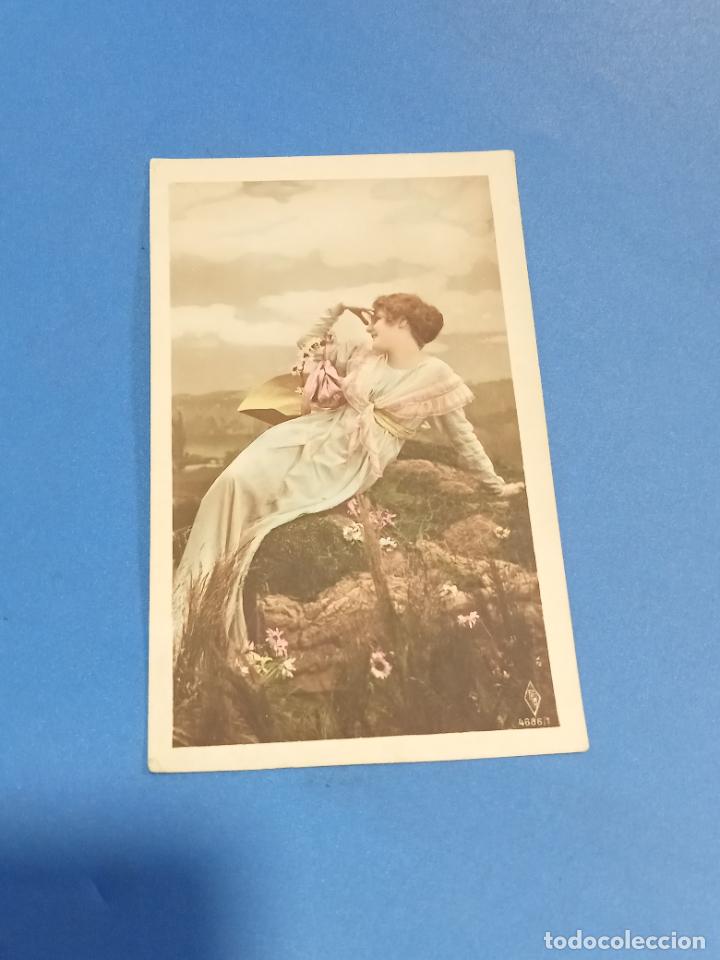 Cartoline: TARJETA POSTAL. IMAGEN DE JOVEN CON TRAJE DE &Eacute;POCA EN TONOS PASTEL EN PAISAJE CAMPESTRE