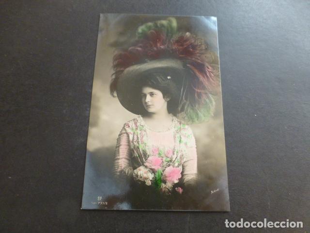 MUJER CON ELEGANTE SOMBRERO POSTAL