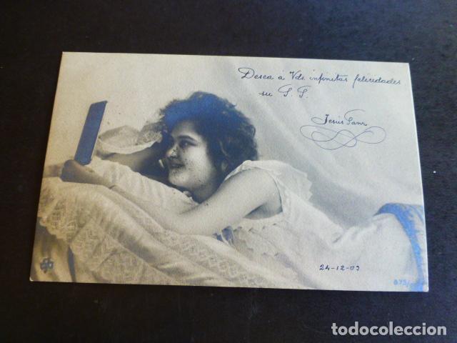 MUJER MIRANDOSE AL ESPEJO POSTAL