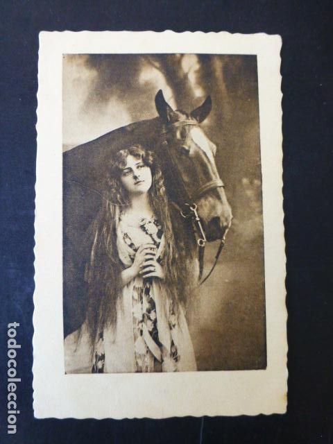 MUJER CON CABALLO POSTAL