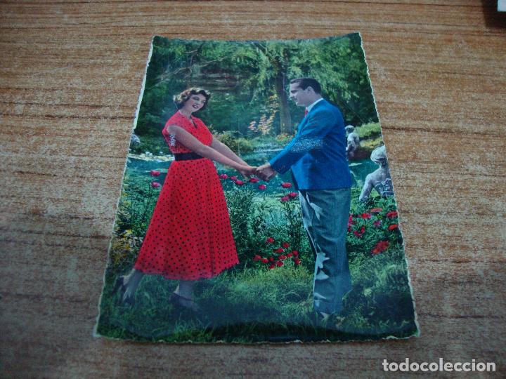 Postais: POSTAL PAREJA ENAMORADOS EN LOS JARDINES ESCRITA NO CIRCULADA