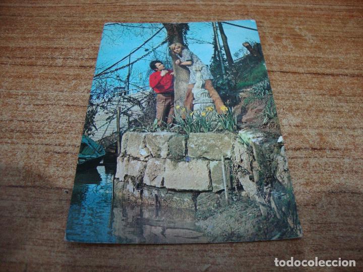 Postais: POSTAL PAREJA ENAMORADOS LADO RIO NUEVA