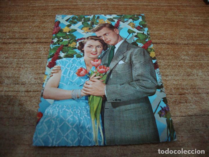 Postais: POSTAL PAREJA ENAMORADOS CON TULIPANES ESCRITA NO CIRCULADA