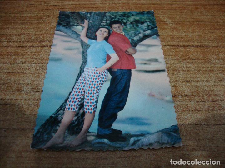 Postais: POSTAL PAREJA ENAMORADOS APOYADOS EN UN ARBOL ESCRITA NO CIRCULADA