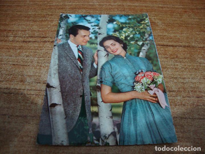 Postais: POSTAL PAREJA ENAMORADOS CON RAMO DE FLORES ESCRITA NO CIRCULADA