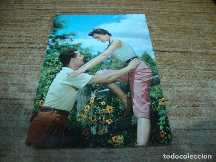 Postais: POSTAL PAREJA ENAMORADOS SENTADA EN VALLA ESCRITA NO CIRCULADA