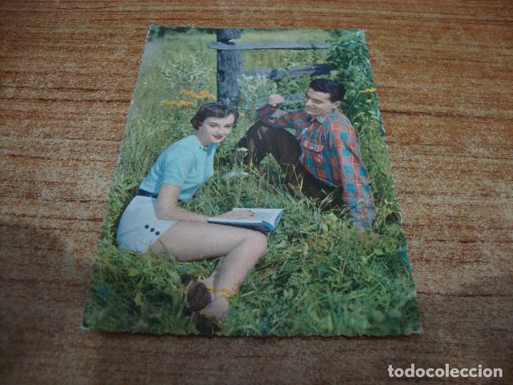 Postais: POSTAL PAREJA ENAMORADOS SENTADOS EN LA PRADERA ESCRITA NO CIRCULADA