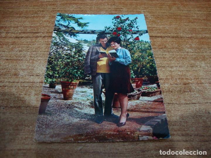Postais: POSTAL PAREJA ENAMORADOS LEYENDO EN EL JARDIN ESCRITA NO CIRCULADA
