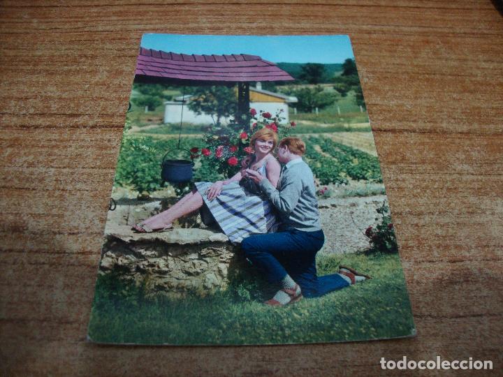 Postais: POSTAL PAREJA ENAMORADOS SENTADOS EN EL POZO NUEVA
