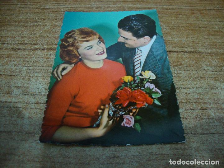 Postais: POSTAL PAREJA ENAMORADOS RAMO DE FLORES NUEVA