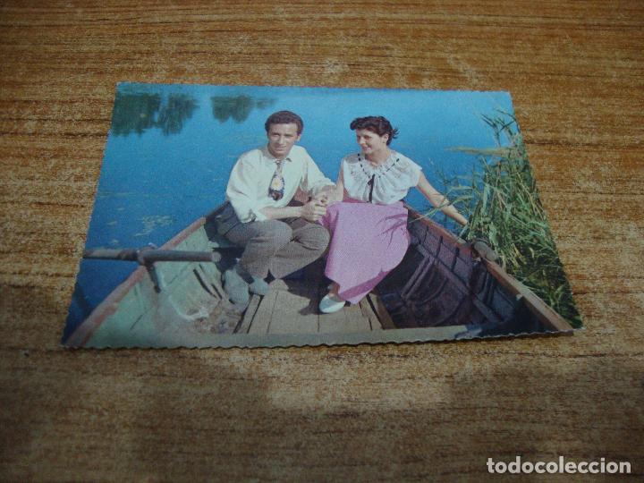 Cartoline: POSTAL PAREJA ENAMORADOS SENTADOS EN LA BARCA NUEVA