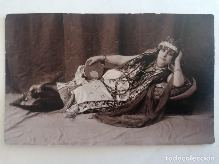 POSTAL, SE&Ntilde;ORA ARABE POSANDO