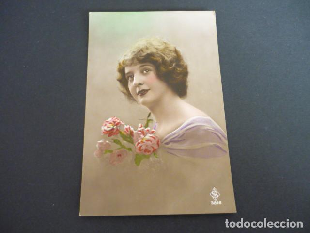 MUJER ELEGANTE POSTAL