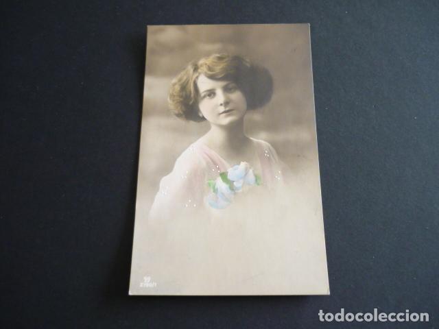 MUJER ELEGANTE POSTAL