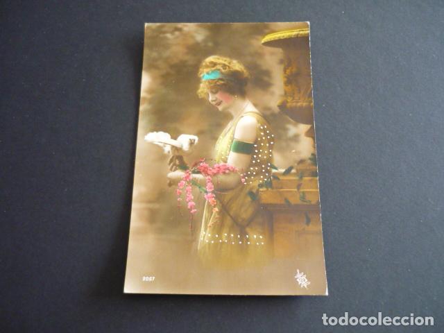 Postales: MUJER ELEGANTE CON FLORES POSTAL - Foto 1
