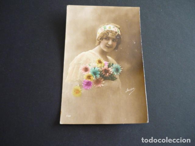 MUJER ELEGANTE CON FLORES POSTAL