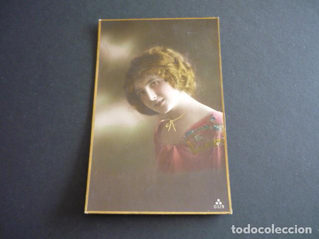 MUJER ELEGANTE POSTAL