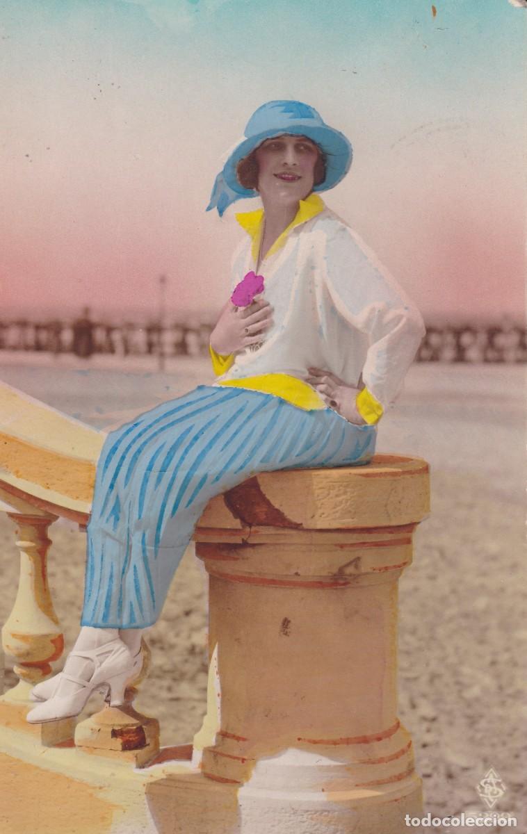 Postales: mujer sentada con flor circulada 1924 - Foto 1