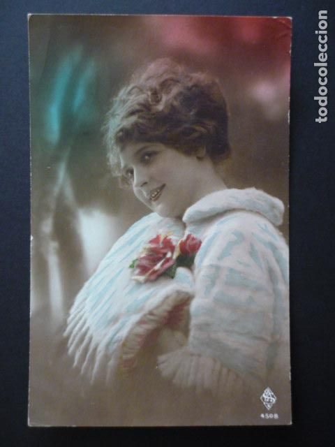 MUJER ELEGANTE POSTAL