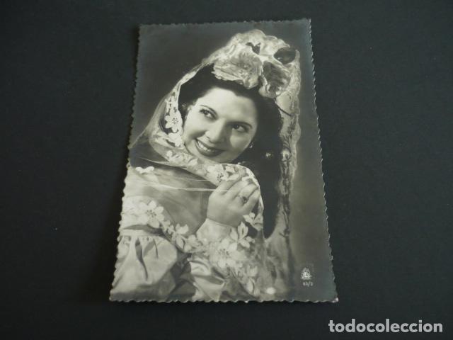 MUJER CON MANTILLA POSTAL