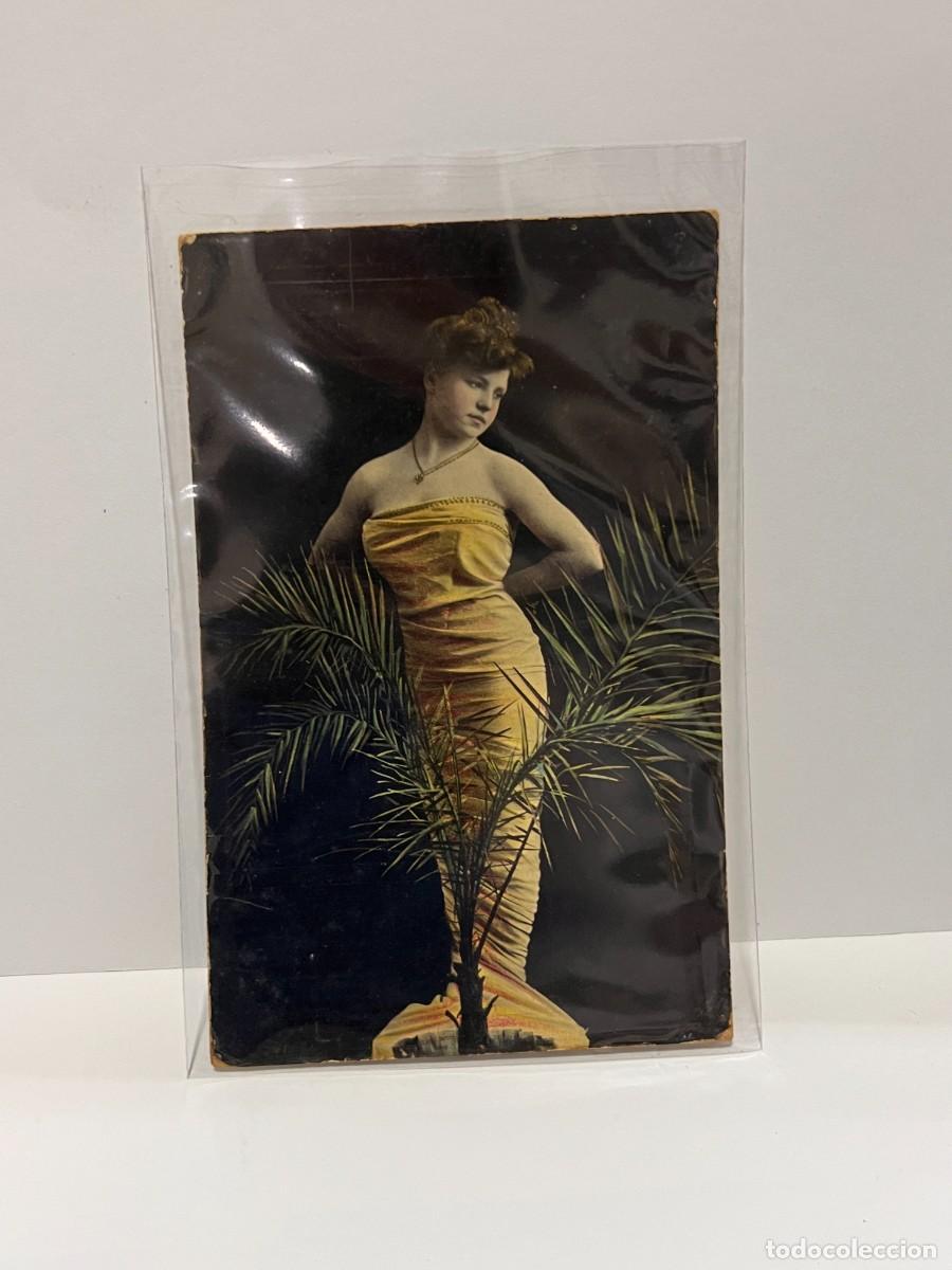 Cartoline: TARJETA POSTAL. GALANTES Y MUJERES. ELEGANTE SE&Ntilde;ORITA TRAS UNA PALMERA