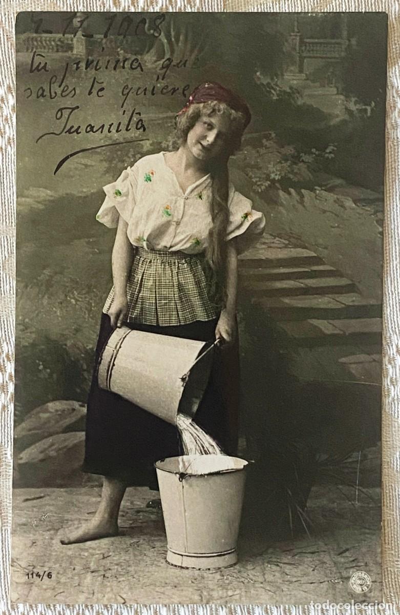 Postkarten: FOTO POSTAL DE MUJER RECOGIENDO AGUA, NO CIRCULADA, ESCRITA.