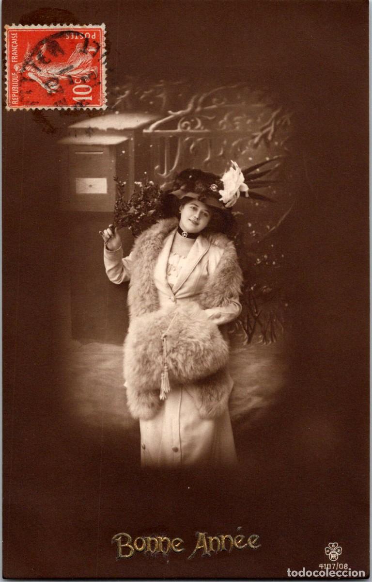 Cartoline: Bonne Ann&eacute;e - Muchacha con sombrero de plumas - Pieles - Buz&oacute;n - Ed. SBWR n&ordm; 4107/08 - 135x86mm