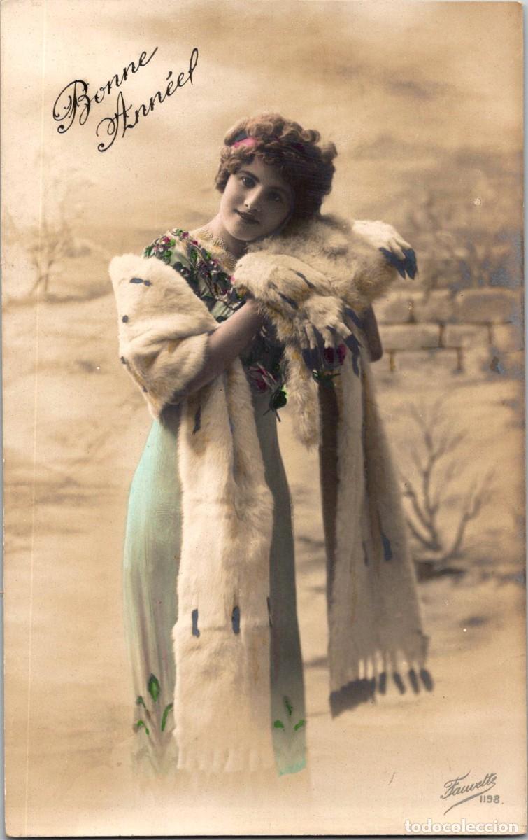 Cartoline: Bonne Ann&eacute;e - Muchacha con pieles - Ed. Fauvette n&ordm; 1198 - 140x88mm