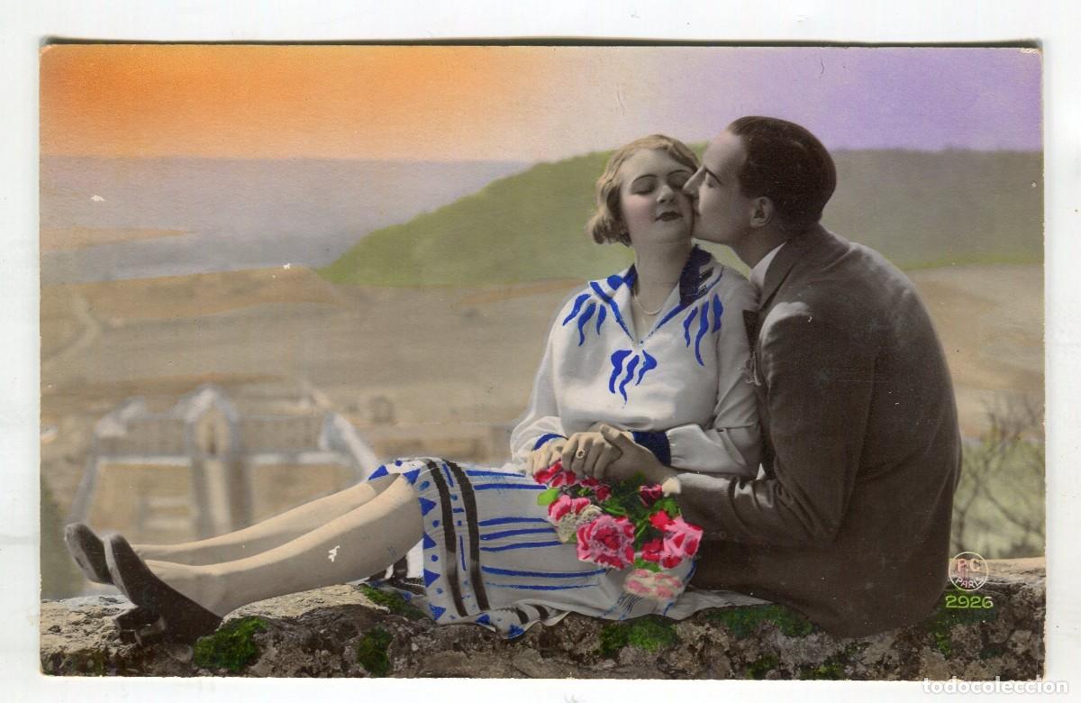 Postales: POSTAL ANTIGUA P.C. PARIS 2926 ROMANTICA DE PAREJA COLOREADA ESCRITA Y FECHADA EN 1930