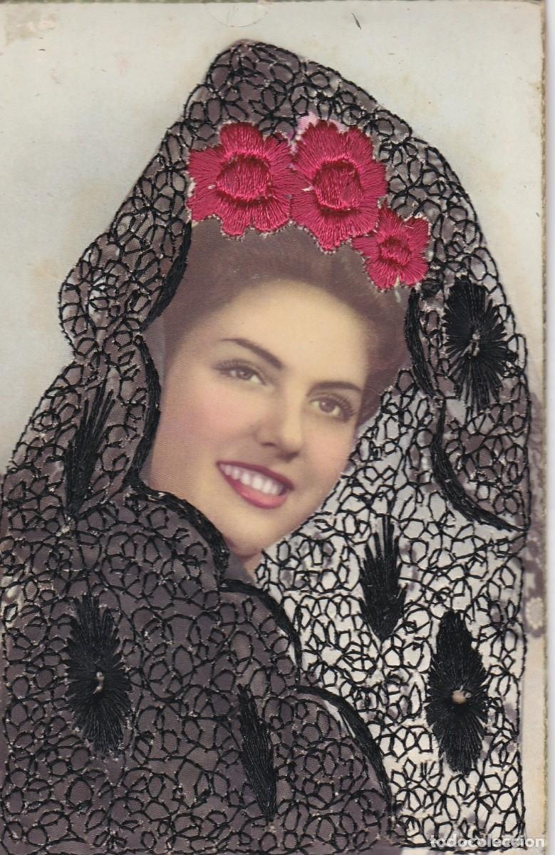 Postales: Mujer con Mantilla Negra - Flores Rojas - Bordada - C. P. - 137x88mm