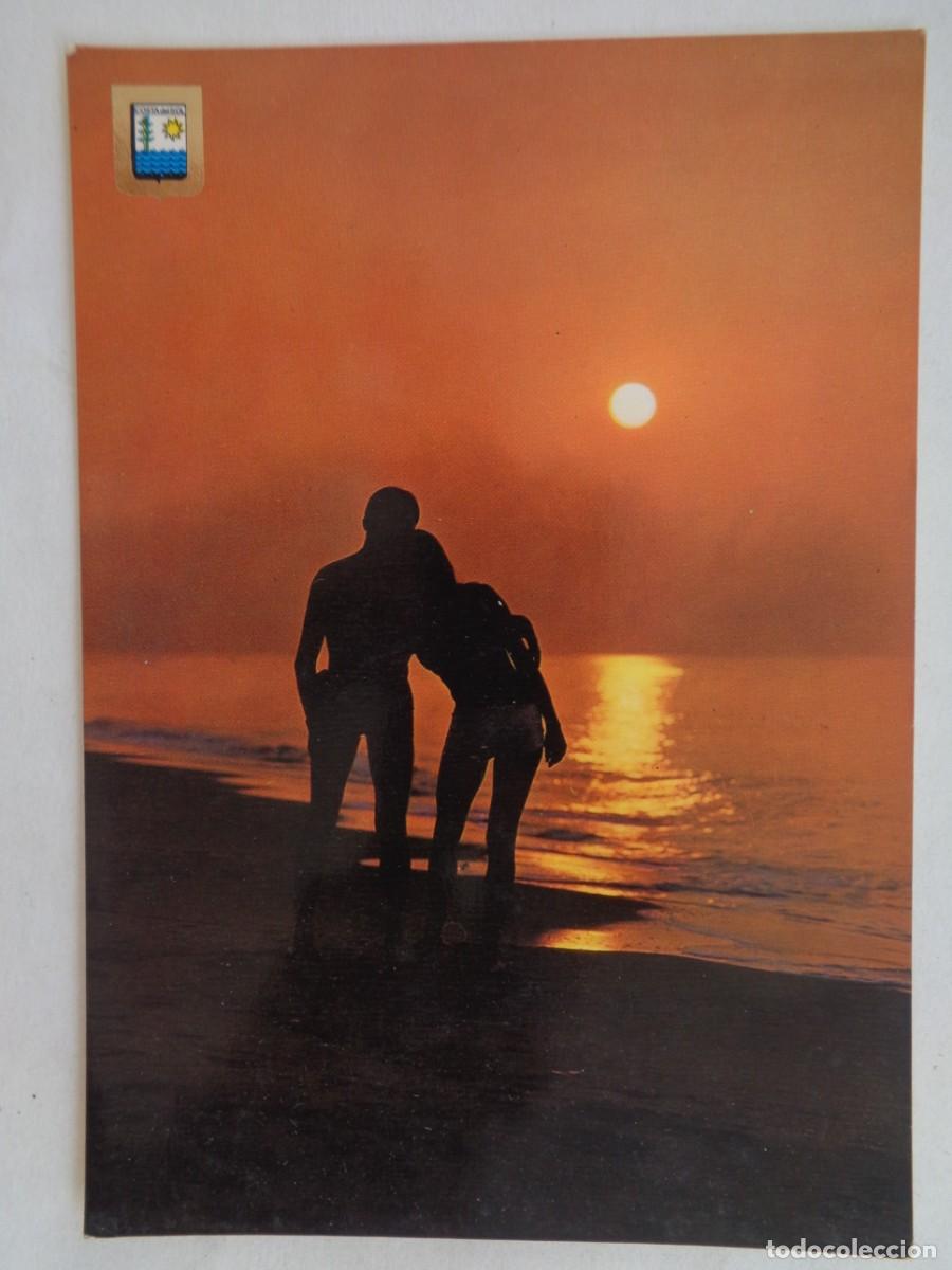 Cartoline: POSTAL GALANTE DE PAREJA ENAMORADA EN LA PLAYA AL ATARDECER . COSTA DEL SOL