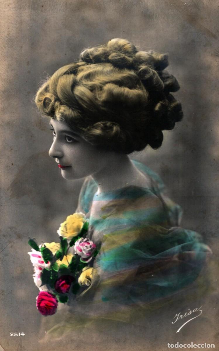 Postales: bella se&ntilde;orita con ramo de rosas escrita