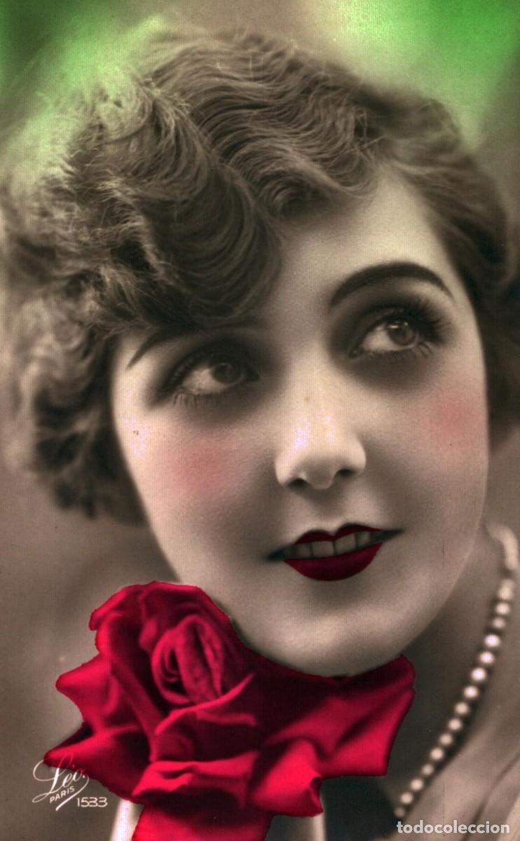 Postales: bella se&ntilde;ora con rosa roja sin circular